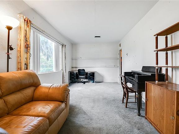 5th image of 711 Essex Pl