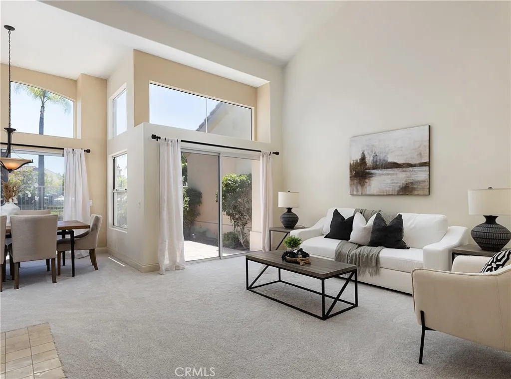 3 bed, 2.5 bath, 2195 sqft, $5,250 — Photo 2