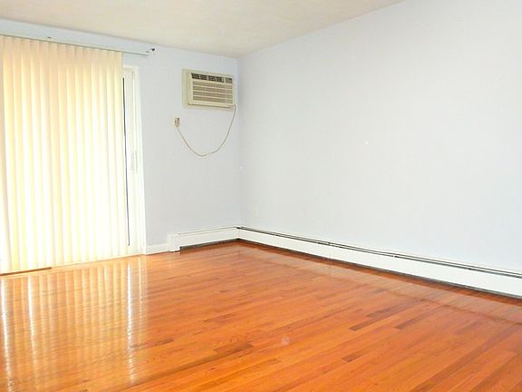 3rd image of 11 Woodcrest Ct APT 3