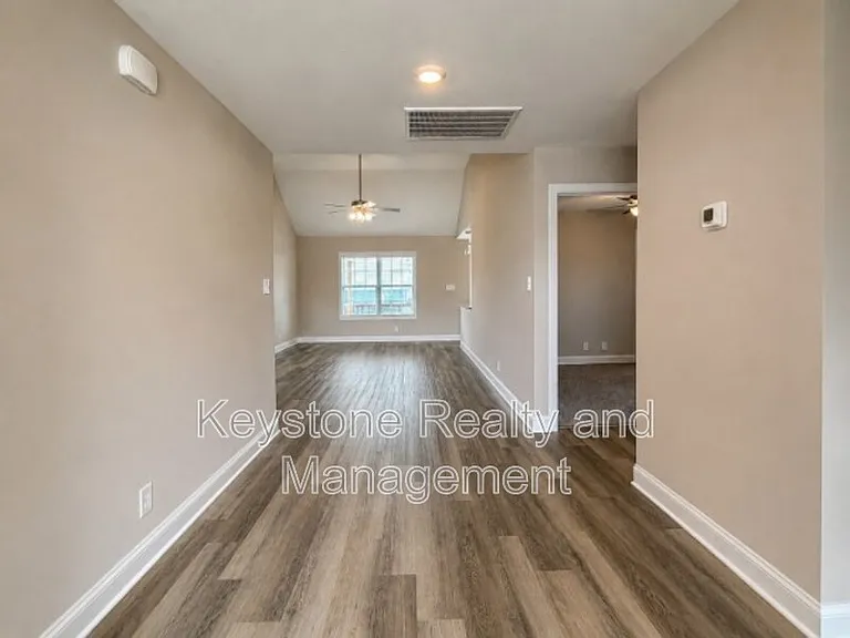 1073 Dublin Dr — Photo 2