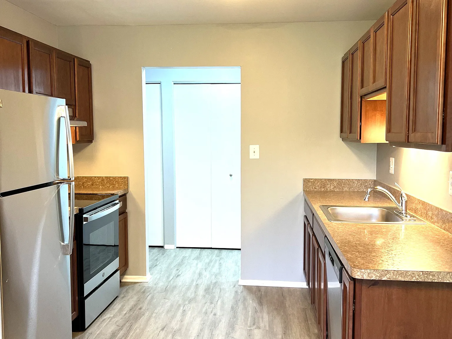 Oakridge Apartments — Photo 2