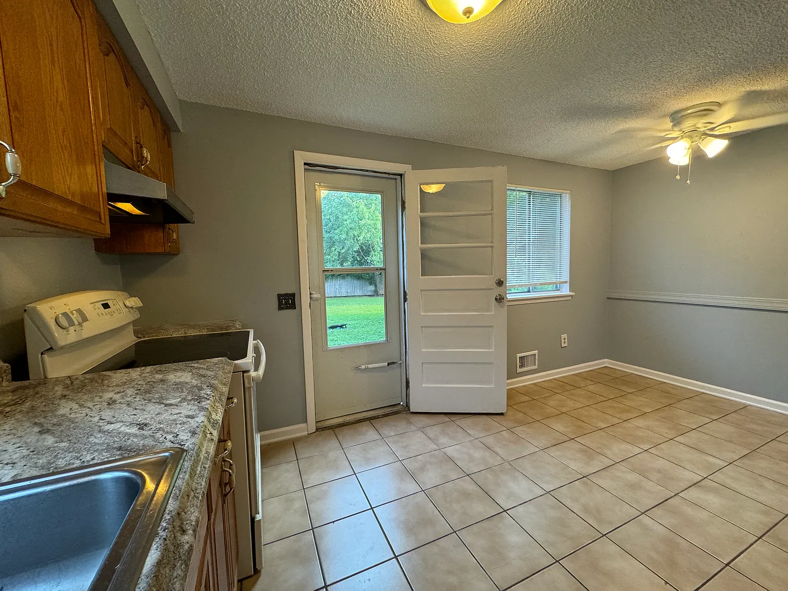 2 bed, 1.5 bath, 1000 sqft, $1,525 — Photo 3