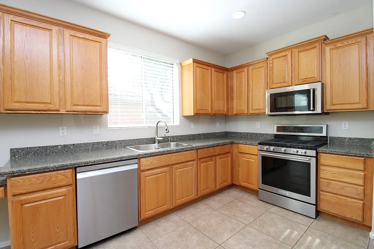 3 bed, 2.0 bath, 1723 sqft, $2,450 — Photo 2