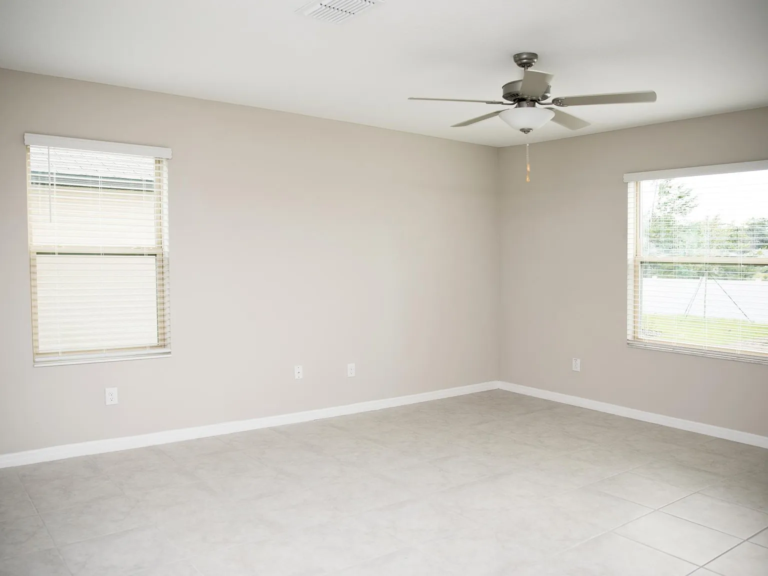 552 Argyll Dr — Photo 4