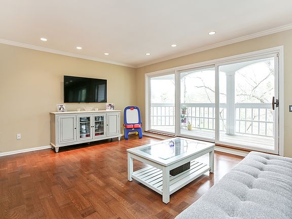 View from LR towards Entry/Kitchen pass thru to DA