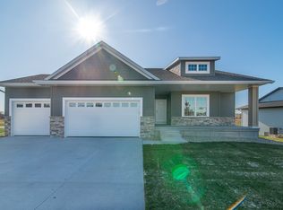 3023 Valley Ct, Hiawatha, IA 52233