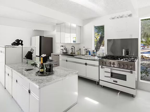 4th image of 811 E Grace Cir