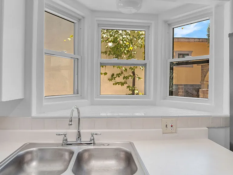 2620 Commodore St — Photo 13