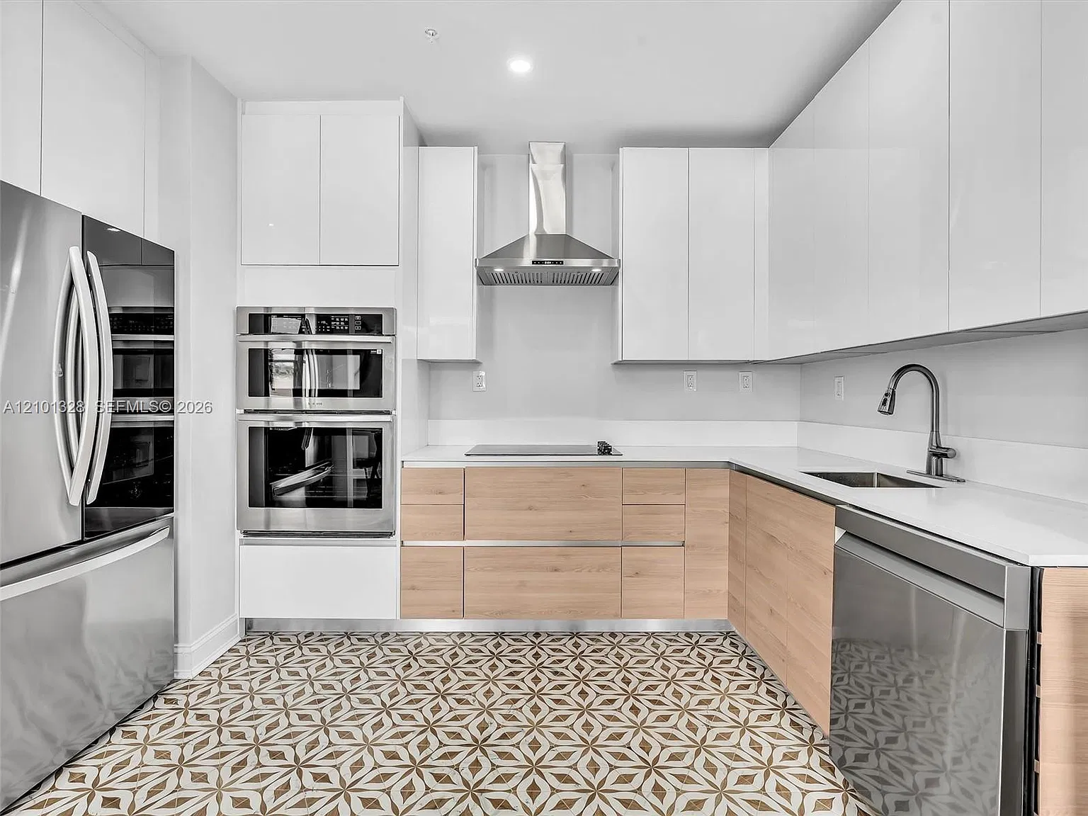 The Elaine Condo — Photo 2