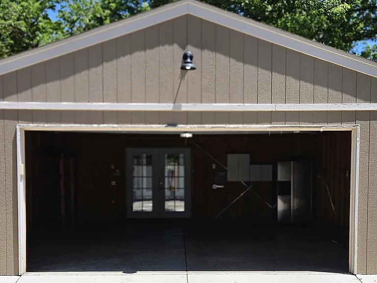 2415 Olive St — Photo 52