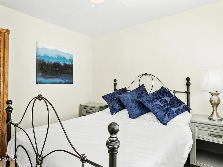 2707 E Louise Dr — Photo 17