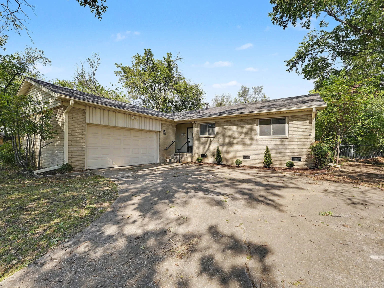 3 bed, 1.5 bath, 1250 sqft, $1,700 — Photo 1