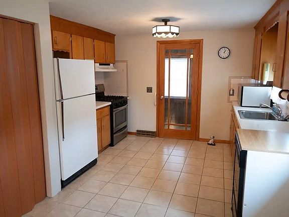 3rd image of 24 Hanson St