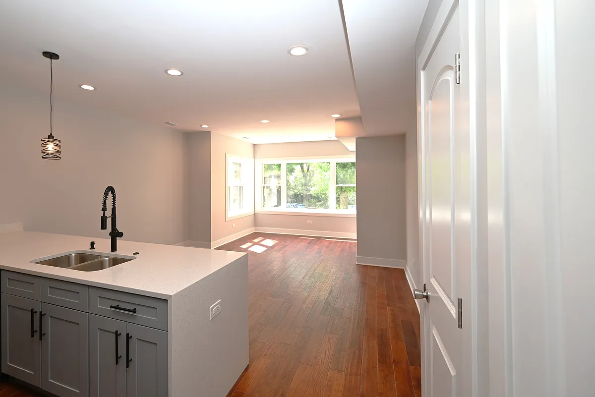 Building Photo - 1630 W Thorndale Ave #1