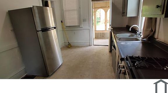 3rd image of 219 E Thrush Ave