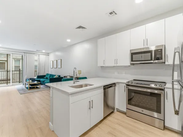 157 Chestnut St #203, Chelsea, MA 02150