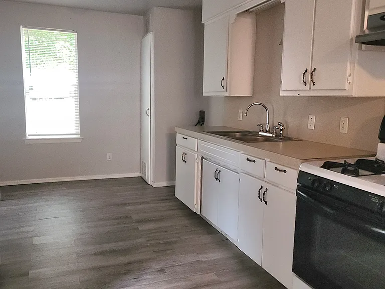 5929 S Regina Ave — Photo 7