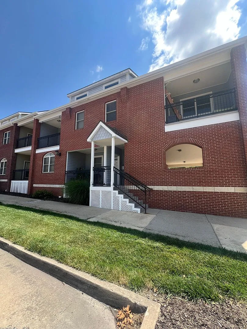 2100 Cherry Hill Dr. — Photo 2