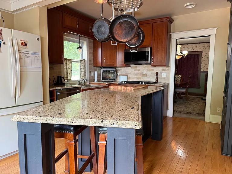 801 W State St — Photo 3