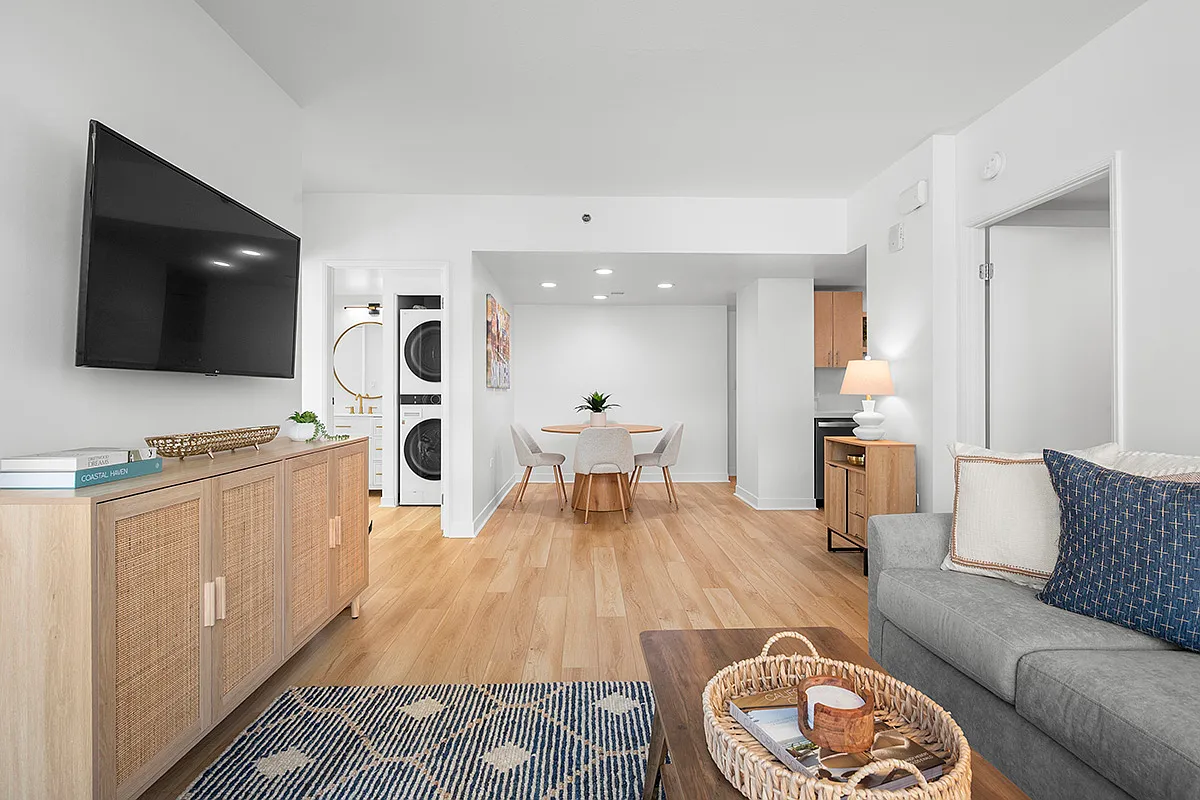 2 bed, 975 sqft, $5,200 — Photo 3