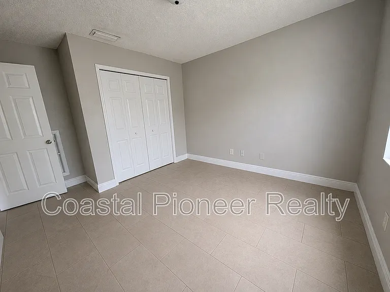 5811 4th St E — Photo 20
