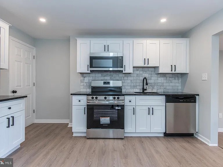 647 Spruce St — Photo 8