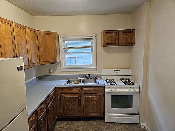 5th image of 28 E Manhattan Blvd