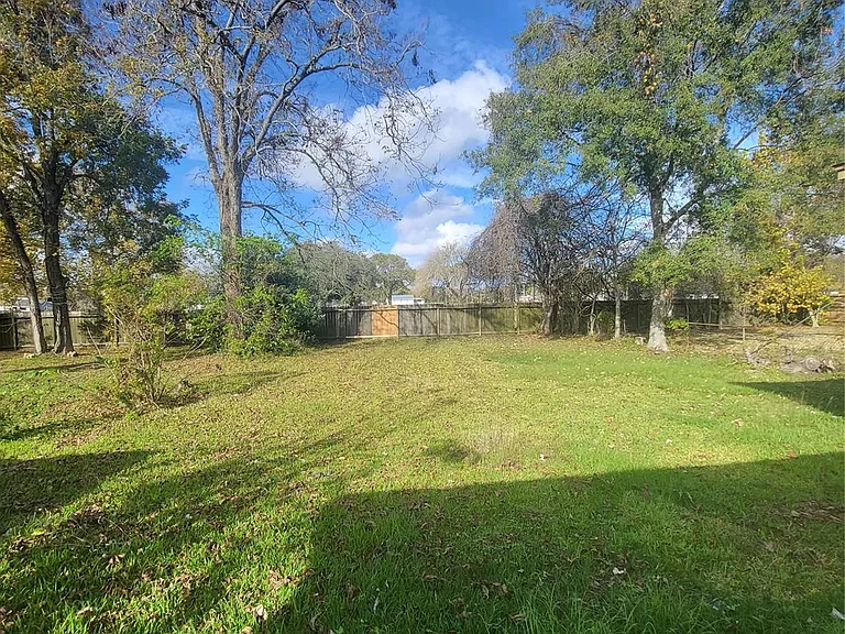 1904 Kansas St — Photo 3