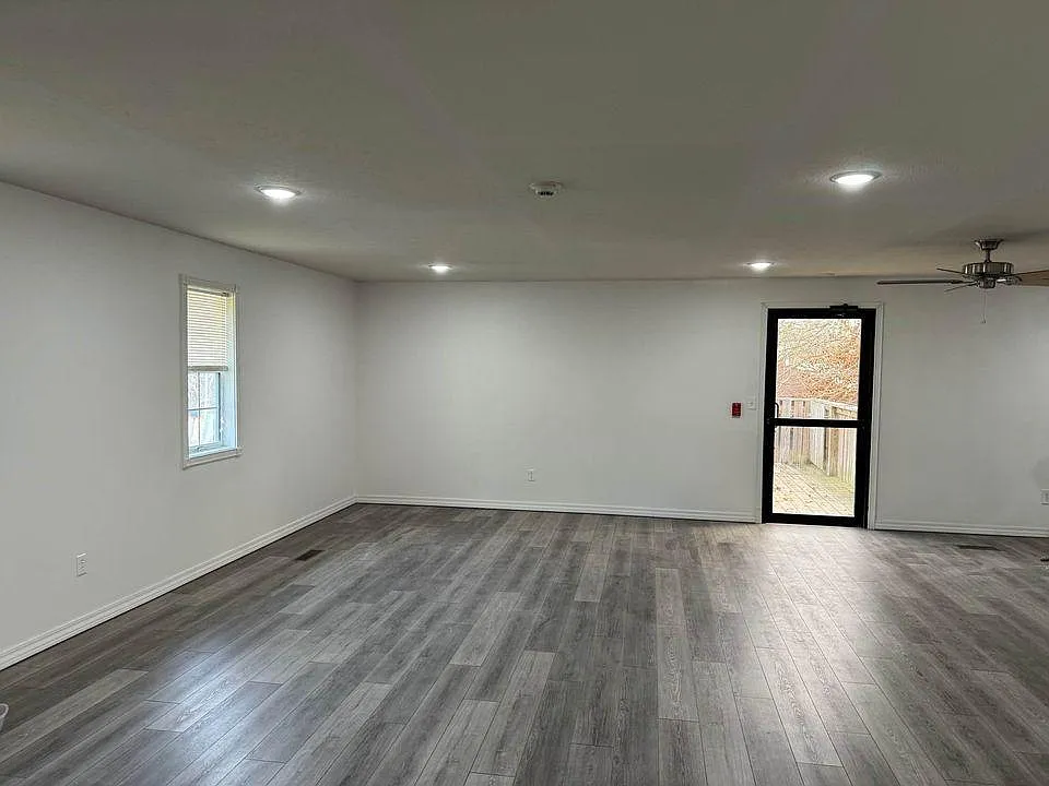 Building Photo - 122 Frontage Rd #2