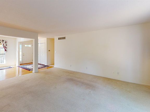 4th image of 19 Ascot Ct