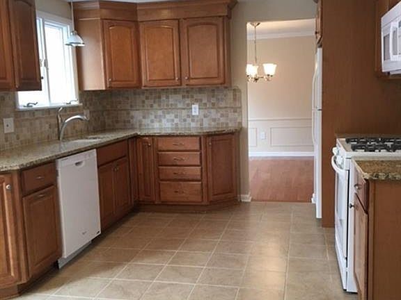 5th image of 72 Tanglewood Dr W