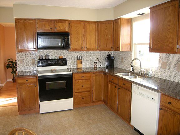 Kitchen w new granite counters