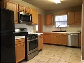 4 bed, 2.0 bath, 1838 sqft, $1,900 — Photo 3