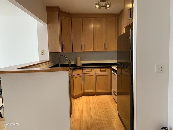 4th image of 52 Underhill Ave #3