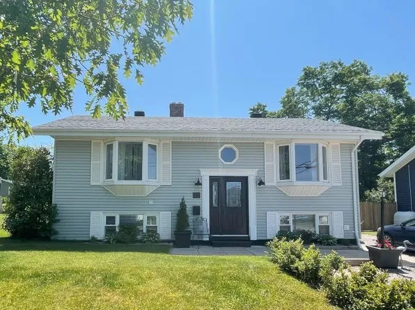 16 Moreau Dr, Charlottetown, PE C1A 2Y2