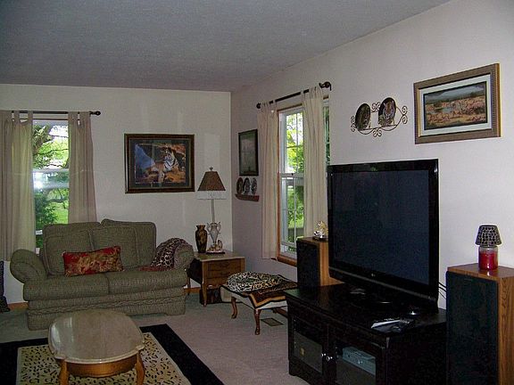 3rd image of 90 Helwig Dr