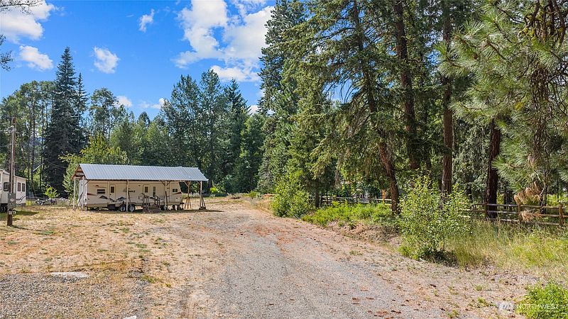 4th image of 261 Prairie Lane