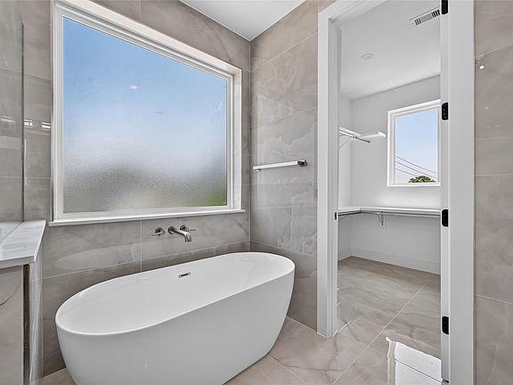 2nd image of 1424 W 23rd St #B