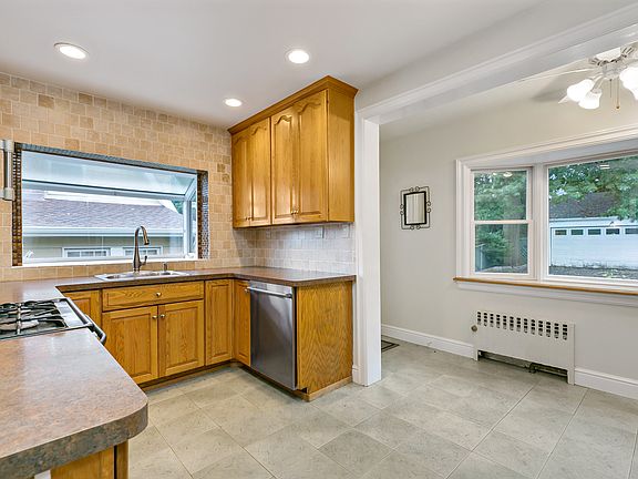 5th image of 71 Greenridge Ave