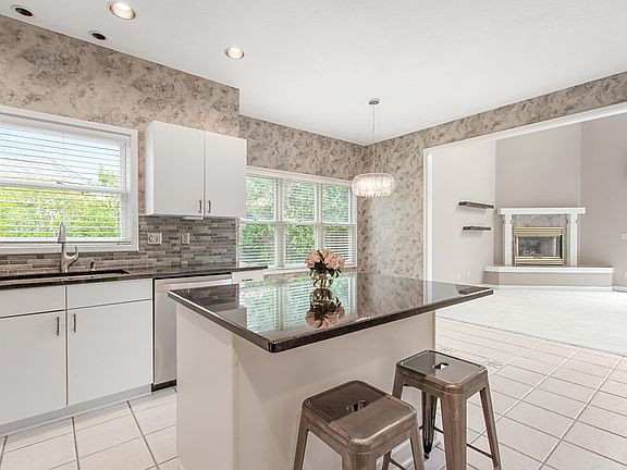 5th image of 9805 Oxford Cir