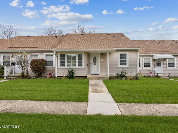 120 Muhlen Platz #D, Howell, NJ 07728