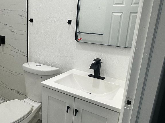 4th image of 950 E Dayton Cir #1