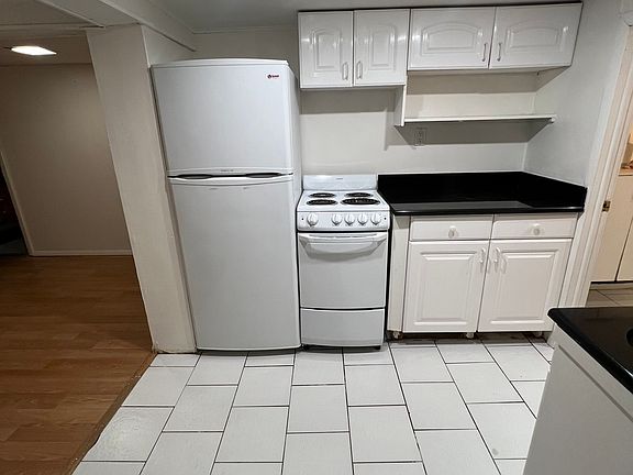 2nd image of 2962 Deen St #2