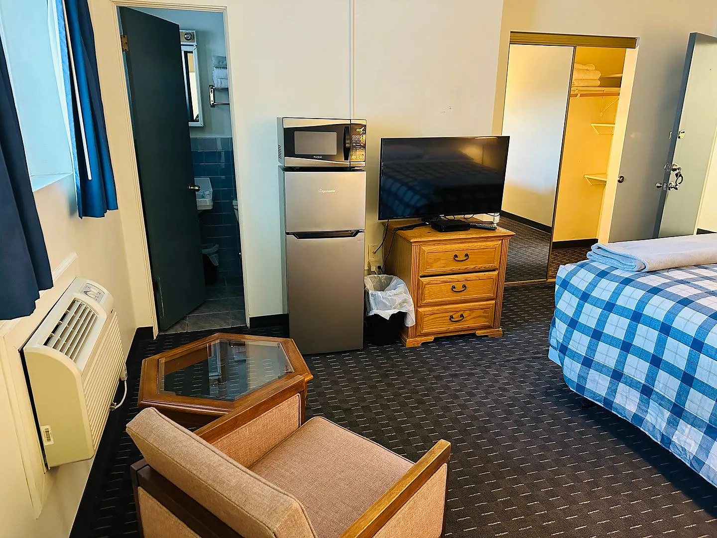 Hospital Corridor: Furnished Studio with Free Laundry and Off Street Parking — Photo 3