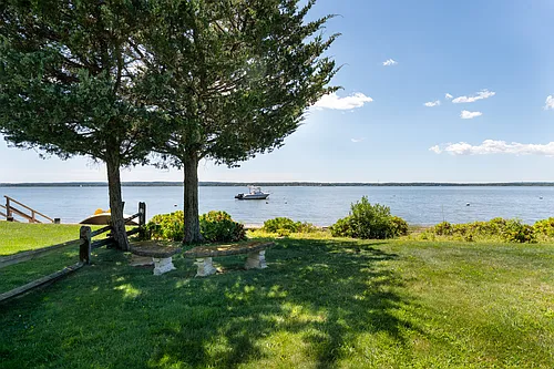 529 Peconic Bay Blvd Photo 1