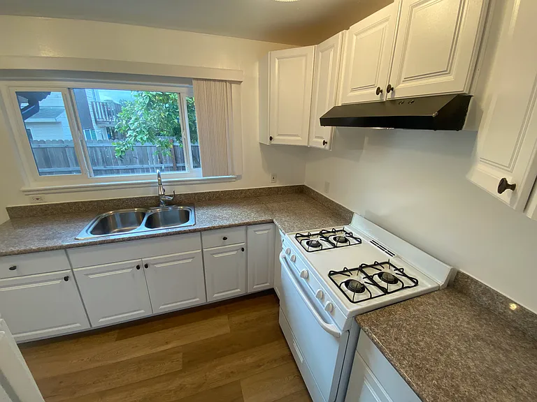 21411 Locust St — Photo 6
