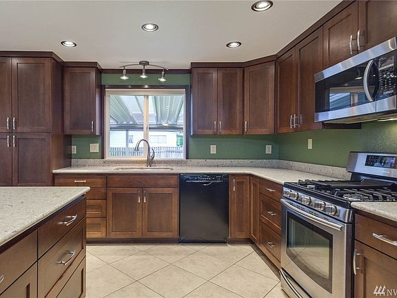 3rd image of 1410 N St NE