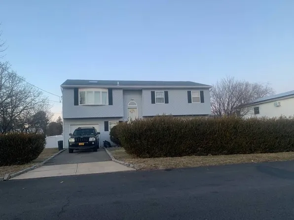 449 43rd St, Copiague, NY 11726