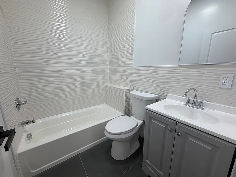 181 Woodside Ave #2F — Photo 8