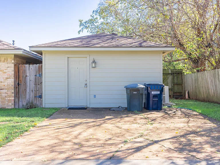 1600 Lawyer St — Photo 31
